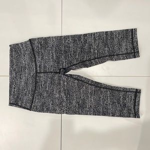 Lululemon short leggings black and white great condition size 4/6